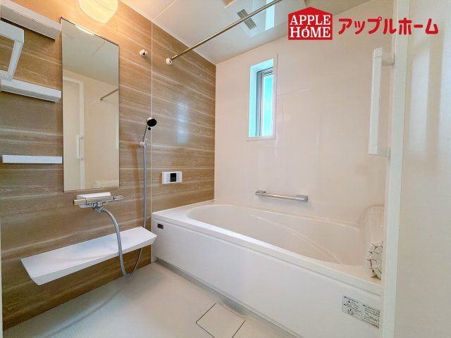 [新築住宅] さいたま市北区奈良町 2期 全1棟の浴室|窓付きのバスルームは、採光もあり明るく気持ちの良い空間です。窓があることで、換気環境も良好。掃除もスムーズに出来ます