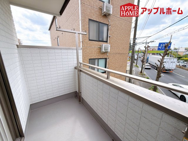 [新築住宅] さいたま市北区奈良町 2期 全1棟のバルコニー|家族分の洗濯物もしっかり干せます。日当たりも良く、毎日のお洗濯が楽しくなりそう♪お布団は手軽に干せていつもポカポカに☆