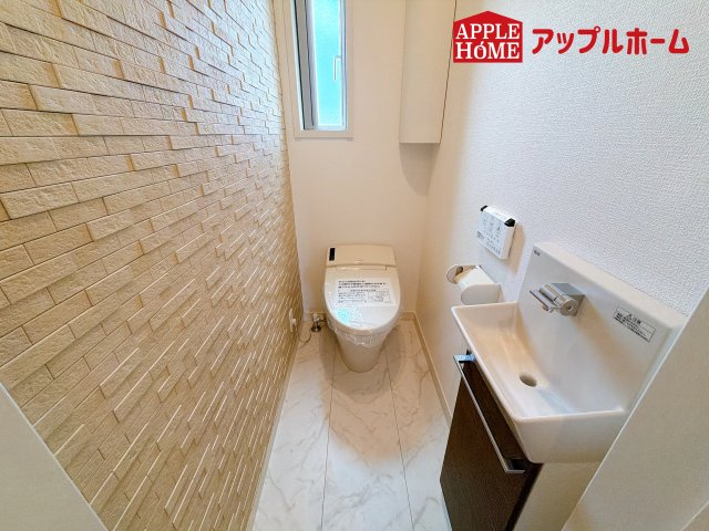 [新築住宅] さいたま市北区奈良町 2期 全1棟のトイレ|白を基調とした清潔感のある明るい空間。温水洗浄便座付きで、毎日快適・清潔に使用できます。操作しやすい壁面リモコンを採用しています。