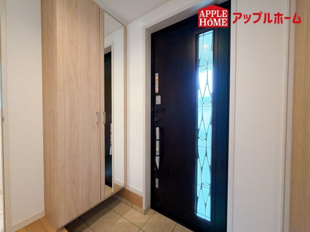 [新築住宅] さいたま市北区奈良町 2期 全1棟の玄関|住まう人も来客も入った時にワクワクさせてくれるオシャレな玄関♪収納もたっぷりあるので、靴がたくさんあっても安心！