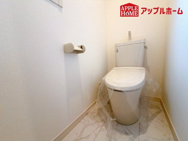 [新築住宅] さいたま市北区奈良町 2期 全1棟のトイレ|白を基調とした清潔感のある明るい空間。温水洗浄便座付きで、毎日快適・清潔に使用できます。操作しやすい壁面リモコンを採用しています。