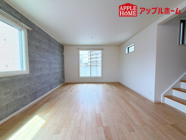 [新築住宅] さいたま市北区奈良町 2期 全1棟の居間・リビング|窓から差し込む光で家族を温かく包み込みます。明るいリビングで子育てする喜びを☆いつでも見学可能です！