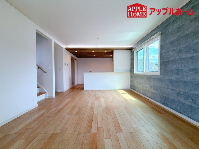 [新築住宅] さいたま市北区奈良町 2期 全1棟の居間・リビング|広々リビング×対面キッチンで家族の会話も弾みます♪家族団らんの秘訣は間取りにあり☆夢のマイホームを一緒に叶えましょう！