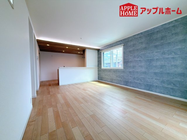 [新築住宅] さいたま市北区奈良町 2期 全1棟の居間・リビング|大きな窓のあるリビングは、陽光あふれる明るい空間です。居心地良く、ご家族皆がゆったり寛げる憩いの空間となりそうです。