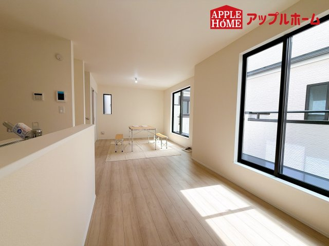 [新築住宅] さいたま市見沼区東大宮 全3棟の居間・リビング|窓から差し込む光で家族を温かく包み込みます。明るいリビングで子育てする喜びを☆いつでも見学可能です！