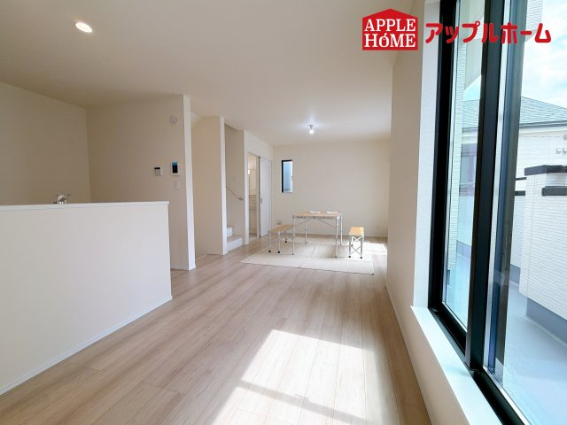 [新築住宅] さいたま市見沼区東大宮 全3棟の居間・リビング|明るい日差しがさすリビングは、家族の憩い空間。お庭を眺めながら、毎日話が弾みそうですね♪