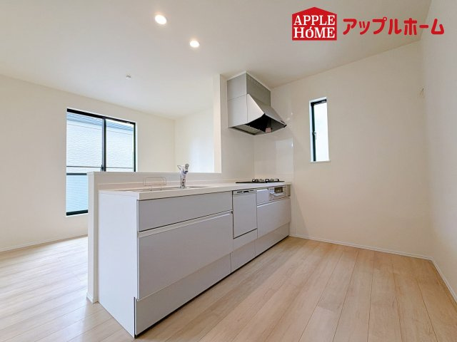 [新築住宅] さいたま市見沼区東大宮 全3棟のキッチン|対面式キッチンは、家族のコミュニケーションを育み、子育て家族にも好適なプラン！リビングで寛ぐご家族をいつも感じられます♪会話を楽しみながら家事ができ、小さいお子様がいても安心です！