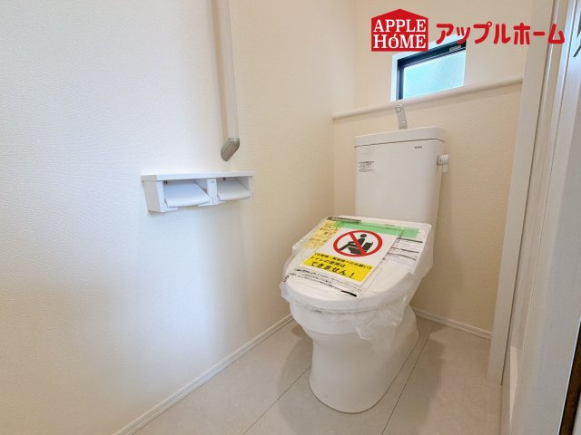 [新築住宅] さいたま市見沼区東大宮 全3棟のトイレ|白を基調とした清潔感のある明るい空間。温水洗浄便座付きで、毎日快適・清潔に使用できます。操作しやすい壁面リモコンを採用しています。