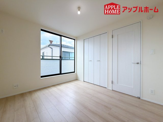 [新築住宅] さいたま市見沼区東大宮 全3棟の洋室|２階居室は全室収納あり！たっぷりある収納活用でお部屋もキレイを保てます♪