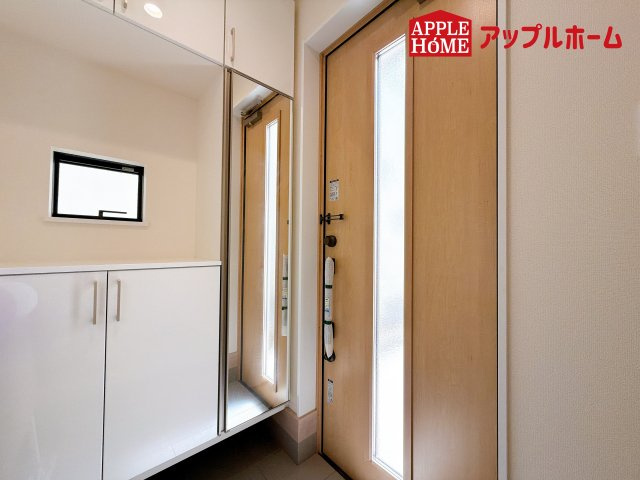 [新築住宅] さいたま市見沼区東大宮 全3棟の玄関|住まう人も来客も入った時にワクワクさせてくれるオシャレな玄関♪収納もたっぷりあるので、靴がたくさんあっても安心！