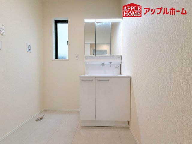 [新築住宅] さいたま市見沼区東大宮 全3棟の独立洗面台|ゆとりの洗面スペースで朝の身支度も快適スムーズに。３面鏡で髪のセットやお化粧もストレスなくこなせ、朝から気分良く通勤通学に向かえそうですね！鏡の裏にはたっぷりと収納スペースを標準装備