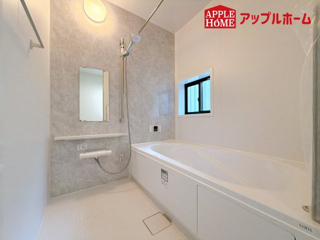 [新築住宅] さいたま市見沼区東大宮 全3棟の浴室|窓付きのバスルームは、採光もあり明るく気持ちの良い空間です。窓があることで、換気環境も良好。掃除もスムーズに出来ます