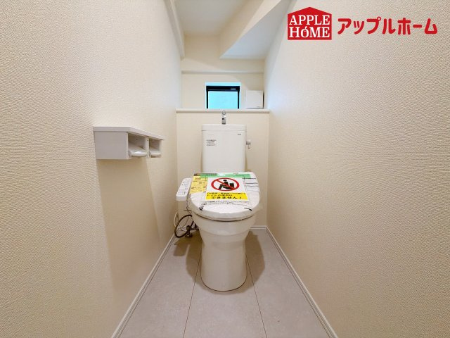 [新築住宅] さいたま市見沼区東大宮 全3棟のトイレ|白を基調とした清潔感のある明るい空間。温水洗浄便座付きで、毎日快適・清潔に使用できます。操作しやすい壁面リモコンを採用しています。