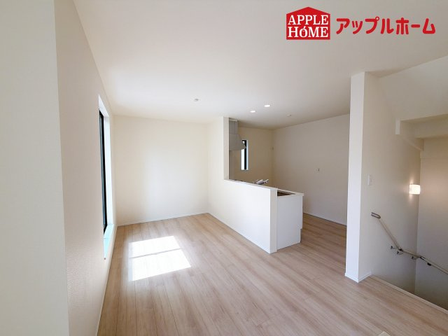 [新築住宅] さいたま市見沼区東大宮 全3棟の居間・リビング|広々リビング×対面キッチンで家族の会話も弾みます♪家族団らんの秘訣は間取りにあり☆夢のマイホームを一緒に叶えましょう！