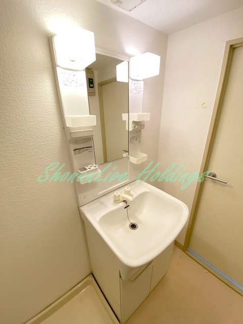 茅ヶ崎市十間坂２丁目の賃貸マンションの洗面所|明るい洗面所です