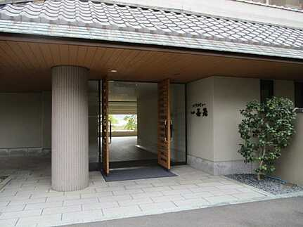 ロイヤルビュー一茶苑のエントランス