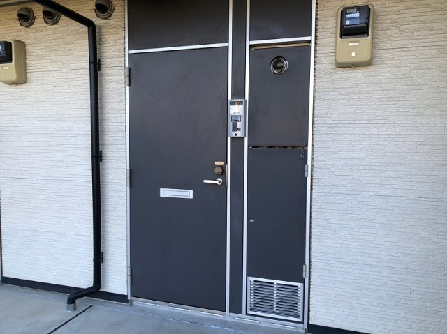 レオパレスエバーグリーンの玄関