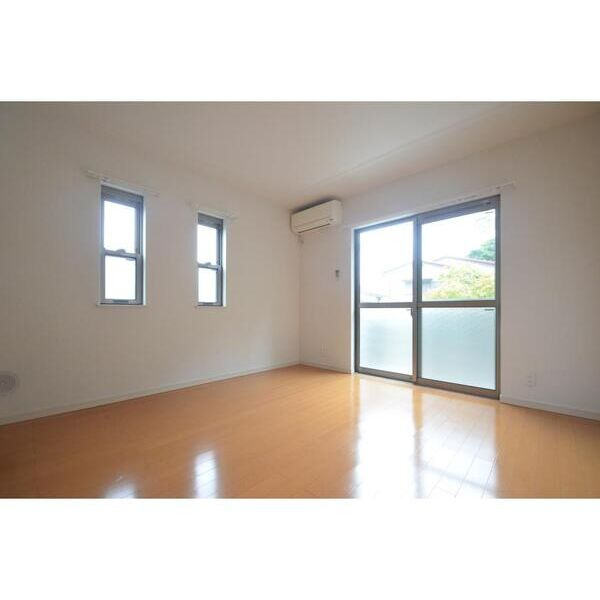 メゾン大岡Cの居間・リビング|2面採光の洋室♪