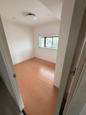 【寝室】 | キャステルフォール・オノ | 広くて明るい寝室