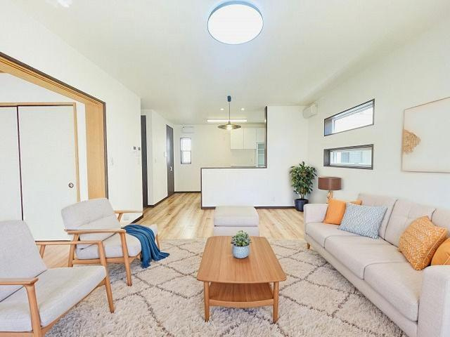 【居間・リビング】 | 小郡市二森　戸建て | リビングと面した和室は目が届きやすく、お子様の部屋や寝室としてもご使用頂けます。引戸で開放しているとリビングにいるご家族を身近に感じることが出来ます