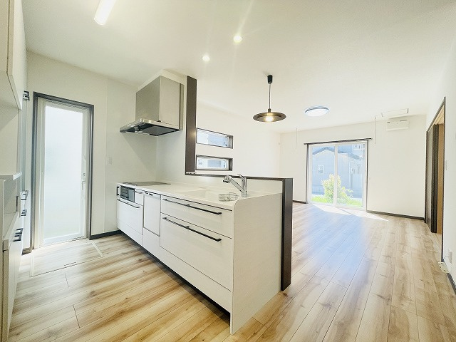 【キッチン】 | 小郡市二森　戸建て | 食洗機×IHクッキングヒーターのキッチンで家事も時短！オール電化なのでガス代いらず♪火を使わないので火事の心配も軽減されます