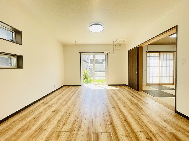 【居間・リビング】 | 小郡市二森　戸建て | 晴れた日は自然光でも十分な明るさです♪