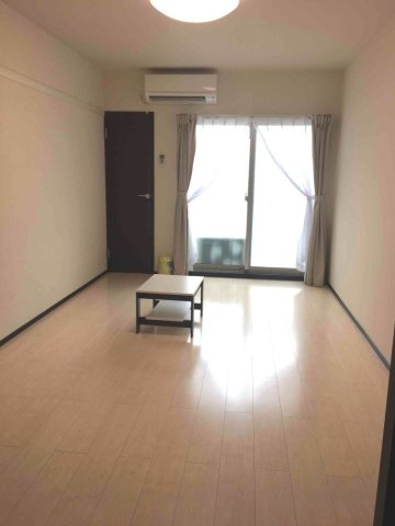 クレイノＮＩＳＨＩＧＡＩⅣの居間・リビング