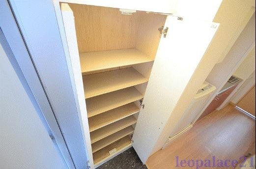 レオパレススカイの玄関|備品や設備仕様は号室等により異なります現地をご確認下さい。