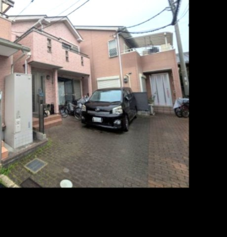 岸和田市小松里町戸建てのその他|地面の色が左右で分かれているのが見ていただけますでしょうか？現地でご説明いたしますが、お隣と本物件の境界です。