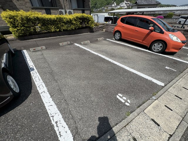 ルナコートの駐車場
