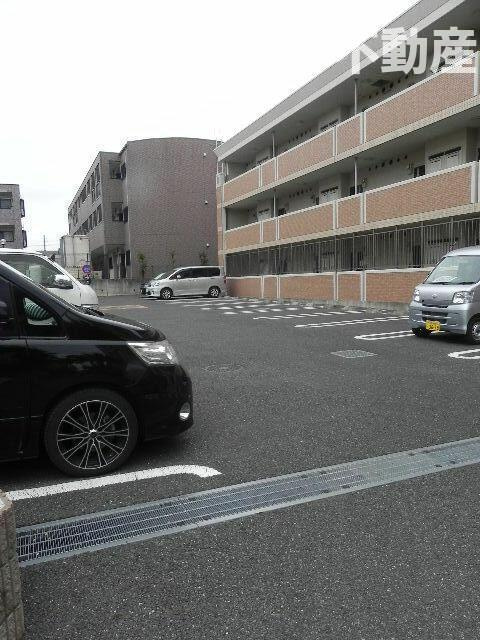 アジュールの駐車場|車をお持ちの方に嬉しい駐車場付きの物件です