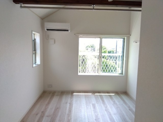 フェリース横濱白楽の居間・リビング|白基調の洋室♪