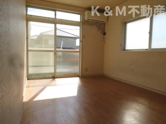 グレース南柏Ⅰの居間・リビング|こちらのリビングで趣味の時間をお楽しみください