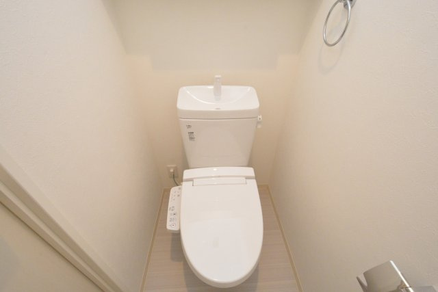 温水洗浄便座付きのトイレです♪