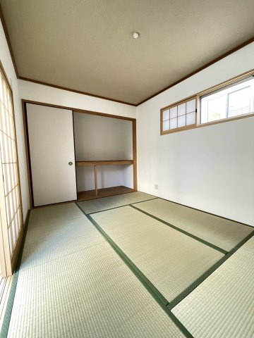 川西市南野坂１丁目　中古戸建の和室|収納力ある押入れがあるので、寝具も十分収納出来ます(*^^)v