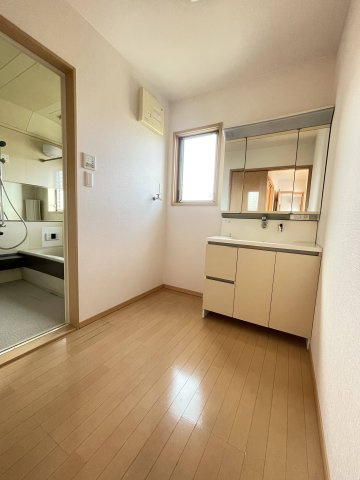 川西市南野坂１丁目　中古戸建の脱衣所|洗面所はゆったりと広いスペースとなっています
