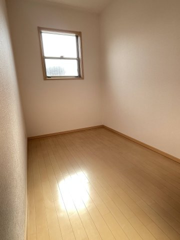 川西市南野坂１丁目　中古戸建の洋室|納戸です　使い方色々♪