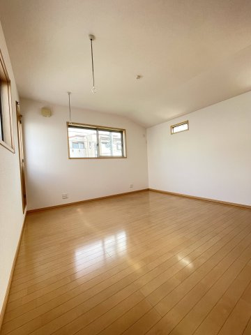 川西市南野坂１丁目　中古戸建の洋室|８帖洋室です　家族の寝室にいかがでしょうか　ベランダへ出られるお部屋で、物干しフックが付いているので、急な雨でもベランダ干しの洗濯物をそのまま室内で干すことが出来ます(*^^)v