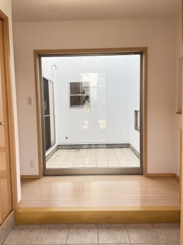 川西市南野坂１丁目　中古戸建の玄関|玄関を入ると正面に中庭が見えます。
玄関には収納力のあるシューズボックスがあります。