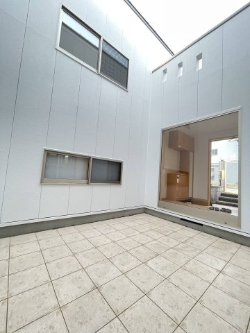 川西市南野坂１丁目　中古戸建の庭|中庭です　BBQをしたり、植物を置いて室内から鑑賞したり、楽しみ方は色々です(*^_^*)