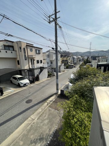 川西市南野坂１丁目　中古戸建の前面道路含む現地写真|南側前面道路です　交通量も少なく広い道路です。
