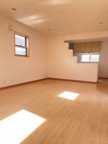 川西市南野坂１丁目　中古戸建の居間・リビング|約１９帖のLDKです　窓からの優しい光で明るいお部屋です