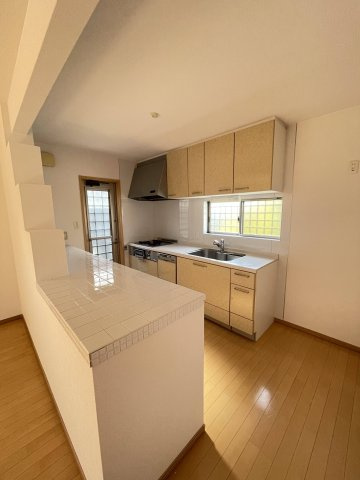 川西市南野坂１丁目　中古戸建のキッチン|オシャレなタイルカウンターのあるキッチンスペース
勝手口もあり便利です！