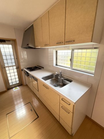 川西市南野坂１丁目　中古戸建のキッチン|システムキッチン
忙しい毎日の家事時短に役立つ食洗機付き♪