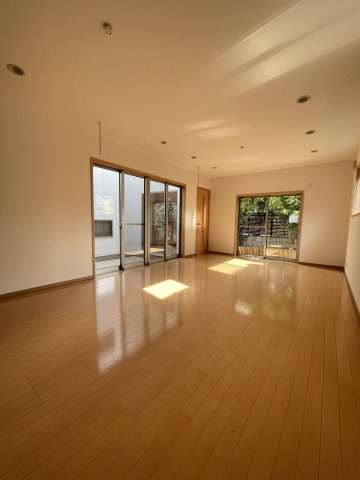 川西市南野坂１丁目　中古戸建の居間・リビング|中庭と南に面した大きな窓のあるLDK
