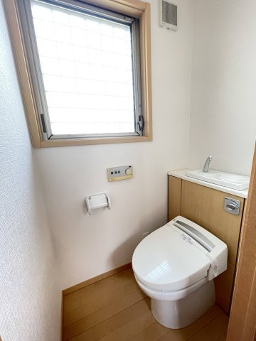 川西市南野坂１丁目　中古戸建のトイレ|１階トイレです