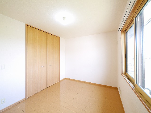 メゾンリヴェールの寝室|広くて明るい寝室