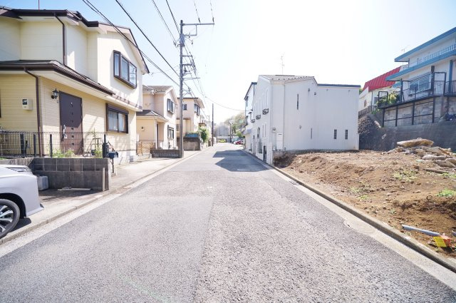 【車と暮らすゆとりのある住まい】並列2台駐車可×16帖LDK｜狩場インター近くの快適動線｜★仲介手数料無料★の前面道路含む現地写真|前面道路は約6.5ｍと広く、車のすれ違いや駐車もスムーズ。圧迫感のない開放的な道路環境で、日々の車の出し入れもストレスなく行えます。
