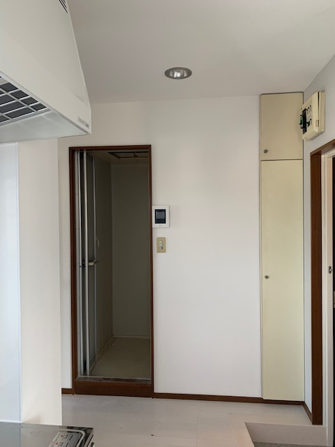 布沢ビルの玄関