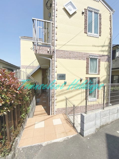 横浜市戸塚区吉田町のアパートのエントランス